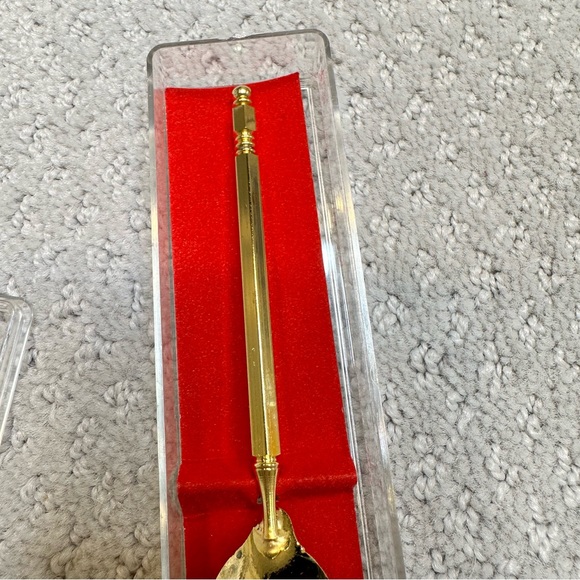 Hong Kong Collectable Souvenir Faux Gold Spoon - Picture 6 of 7